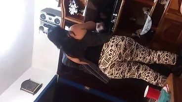 Busty MILF સેકસી દેશી તેના વૉલેટની મદદથી બીભત્સ થવાનું પસંદ કરે છે