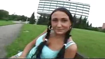 સોનેરી બસ્ટી MILF પોતાને રમવા માટે એક છોકરો-રમકડું મળ્યું સેકસી દેશી ઢોલ જાનુડી